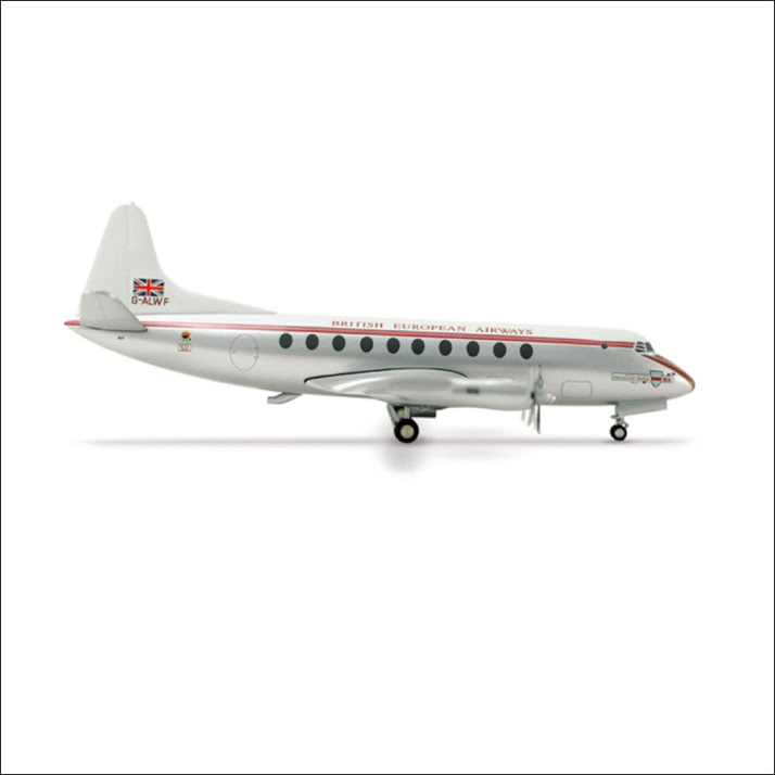 Zijaanzicht van een zilverklerig  Vickers Viscount vliegtuig (Herpa Wings schaalmodel) met rode en zwarte strepen, staand op een witte achtergrond.